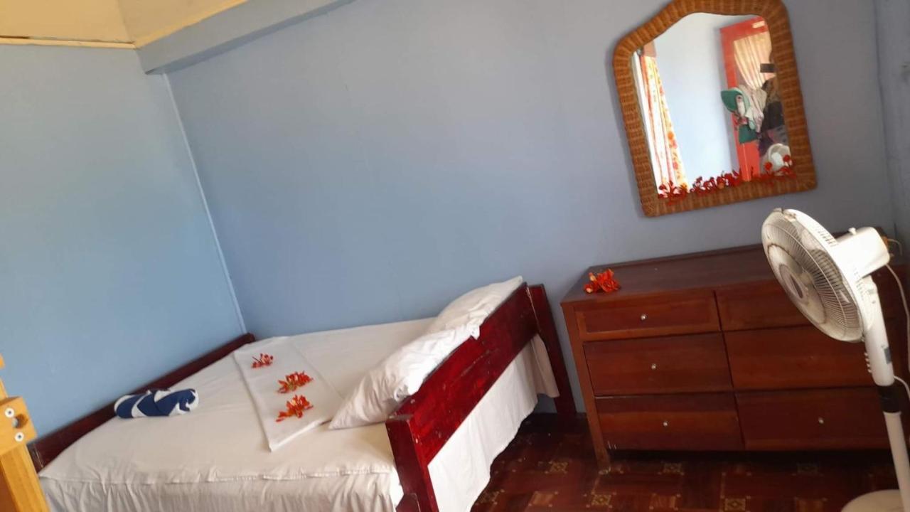 Вілла Mana Lagoon Backpackers Екстер'єр фото